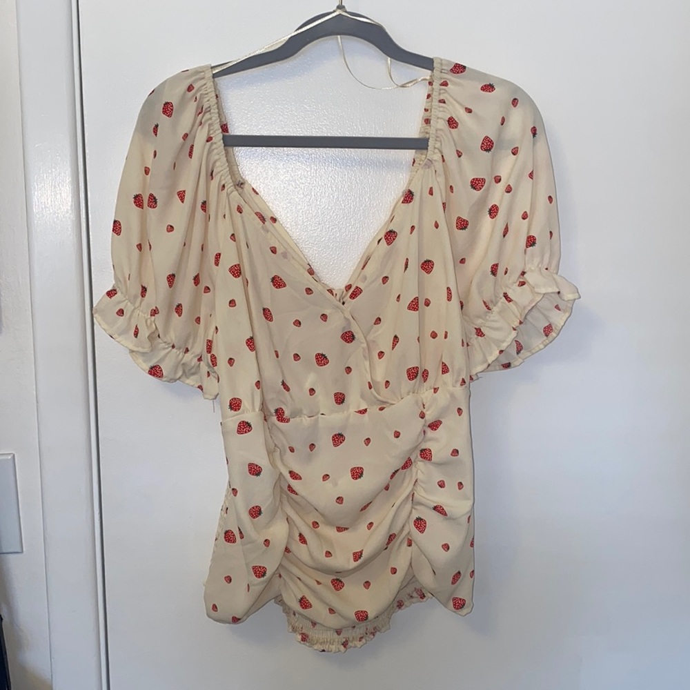 No Frills. 2X strawberry summer top. Never worn; brand new.